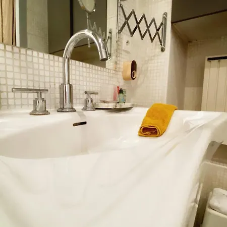 Lepic, Luxury Flat In Montmartre With Private Terrasse-appartement Entier Apartment Paris